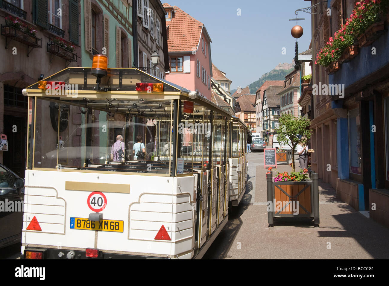 Ribeauville Alsace France UE train touristique stationné dans une rue étroite en attente de passagers Banque D'Images Ribeauville Alsace France UE train touristique stationné dans une rue étroite en attente de passagers Banque D'Images