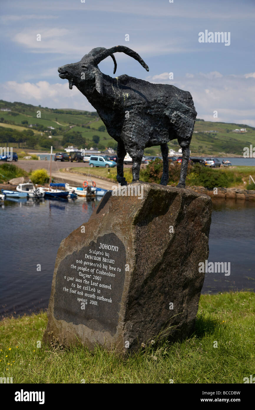 La sculpture de chèvre Johann par l'artiste Deborah Brown en Cushendun Banque D'Images