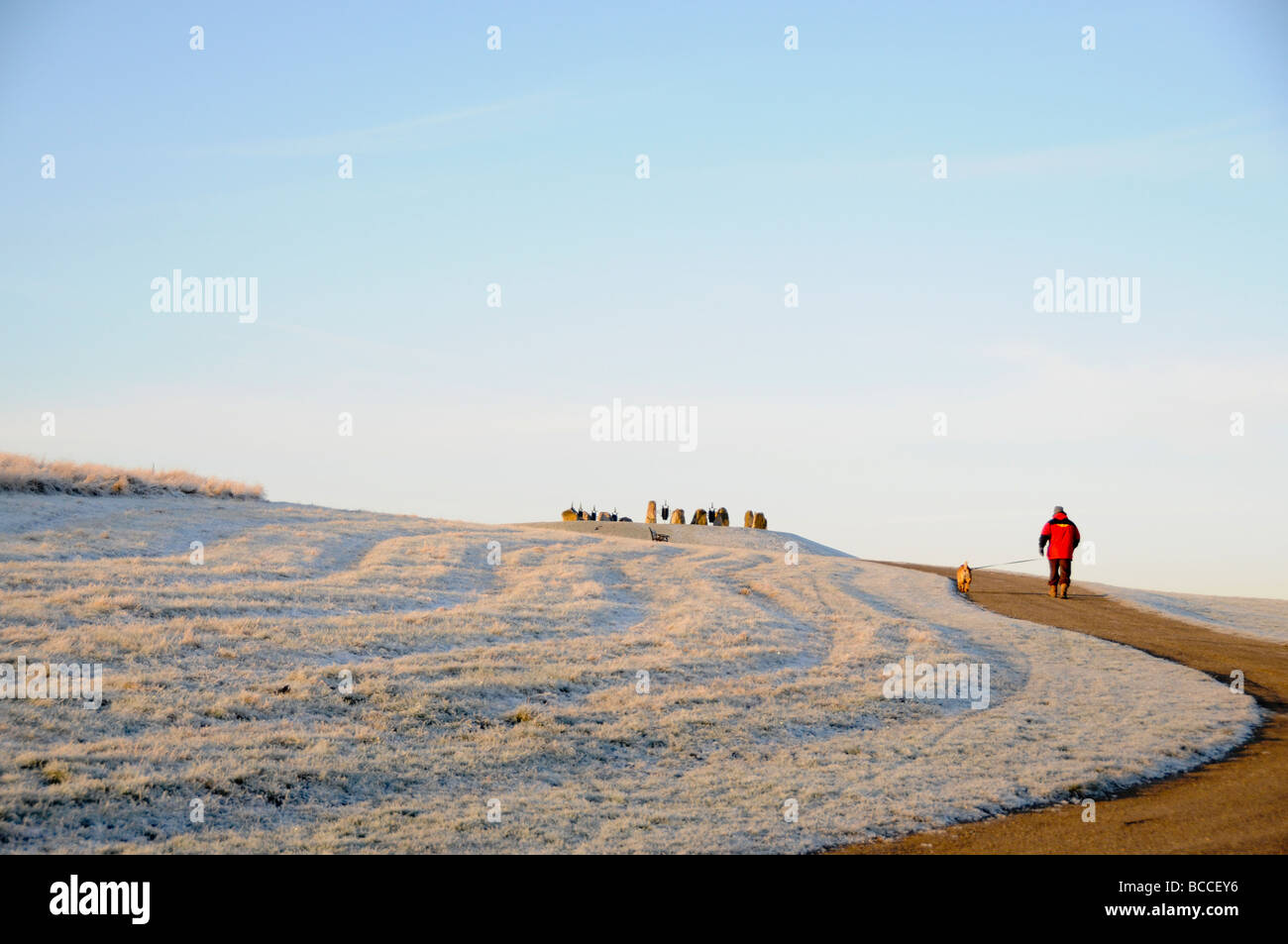 Homme marchant un chien sur journée d'hiver, en Angleterre Banque D'Images