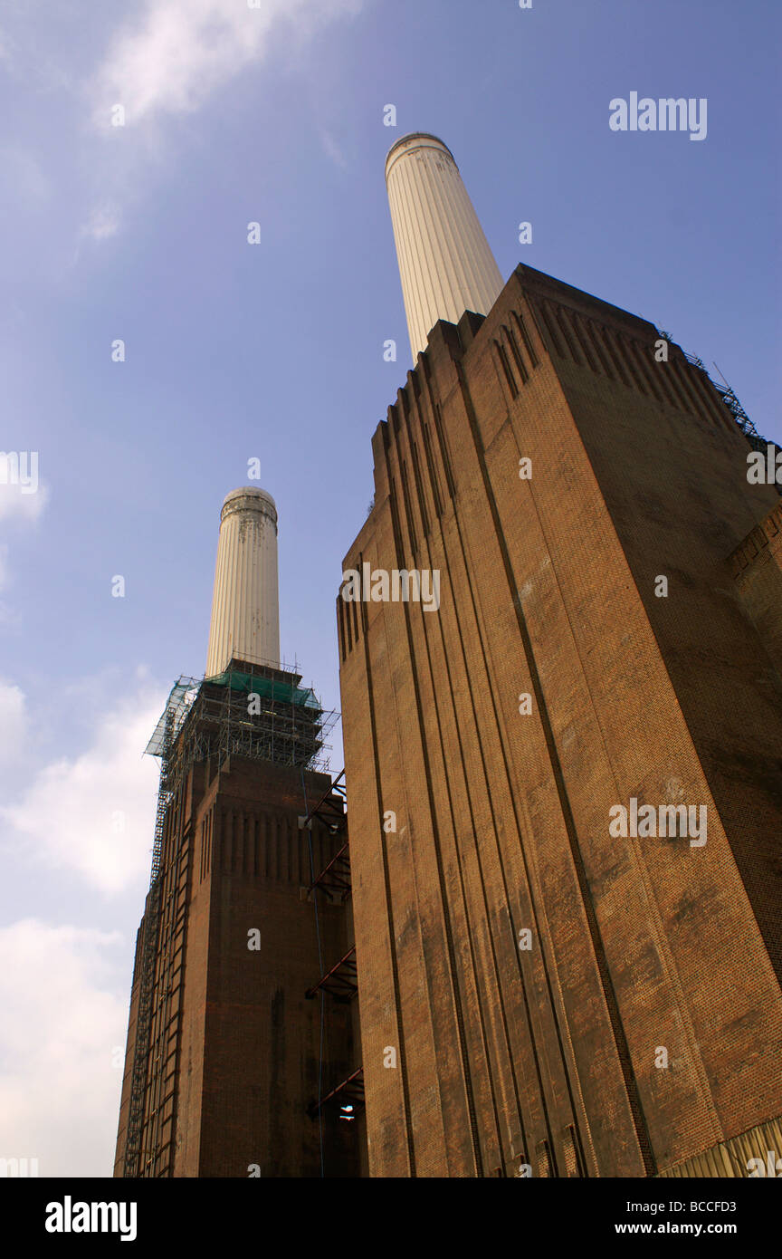 À la recherche jusqu'à Battersea powerstation, Londres. Banque D'Images