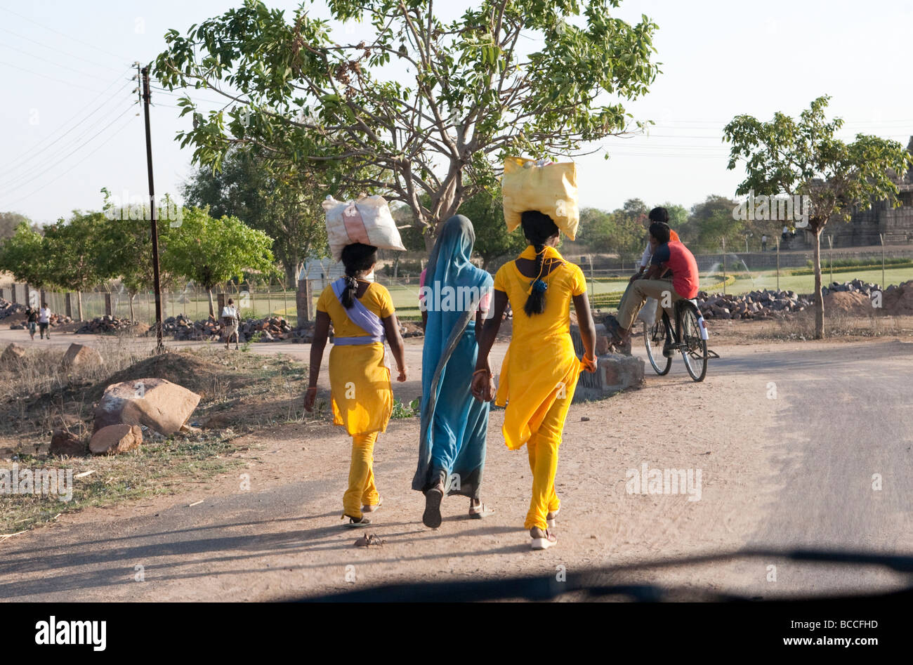 Les femmes de marcher le long de l'extérieur de l'Inde Khajuraho Banque D'Images