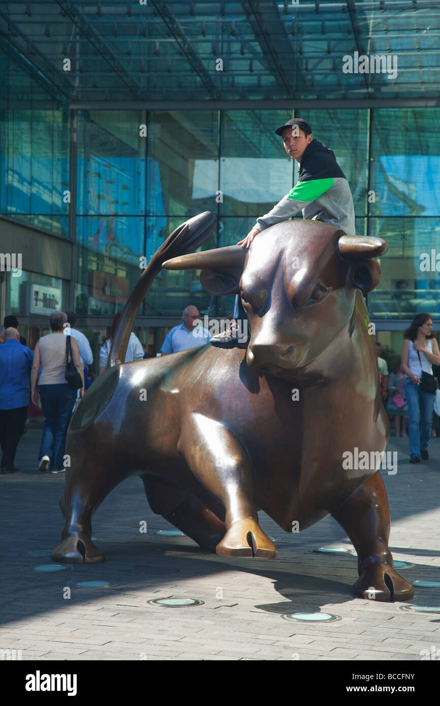 Statue en laiton de Birmingham Bullring bull West Midlands England UK Royaume-Uni GB Grande-bretagne Îles britanniques Europe EU Banque D'Images