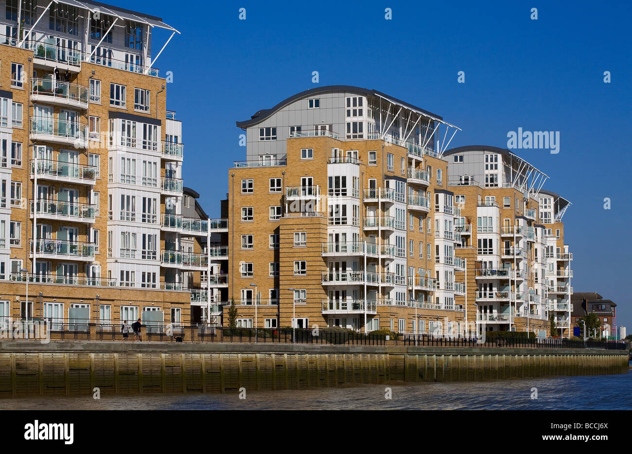 Royaume-uni, Londres, Isle of Dogs, des bâtiments par la Tamise Banque D'Images