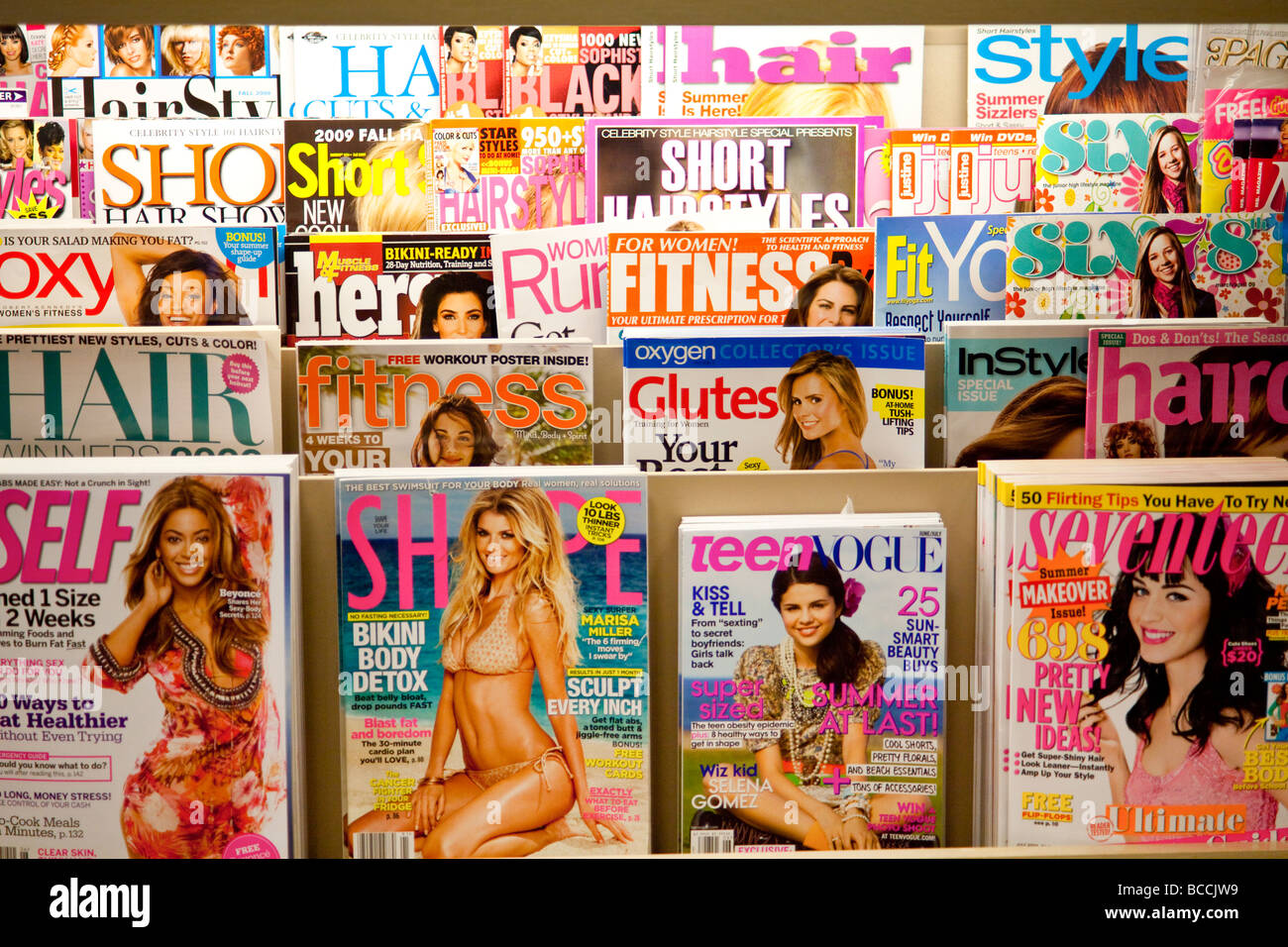 Young women's magazines sur des étagères, Barnes and Noble, USA Banque D'Images