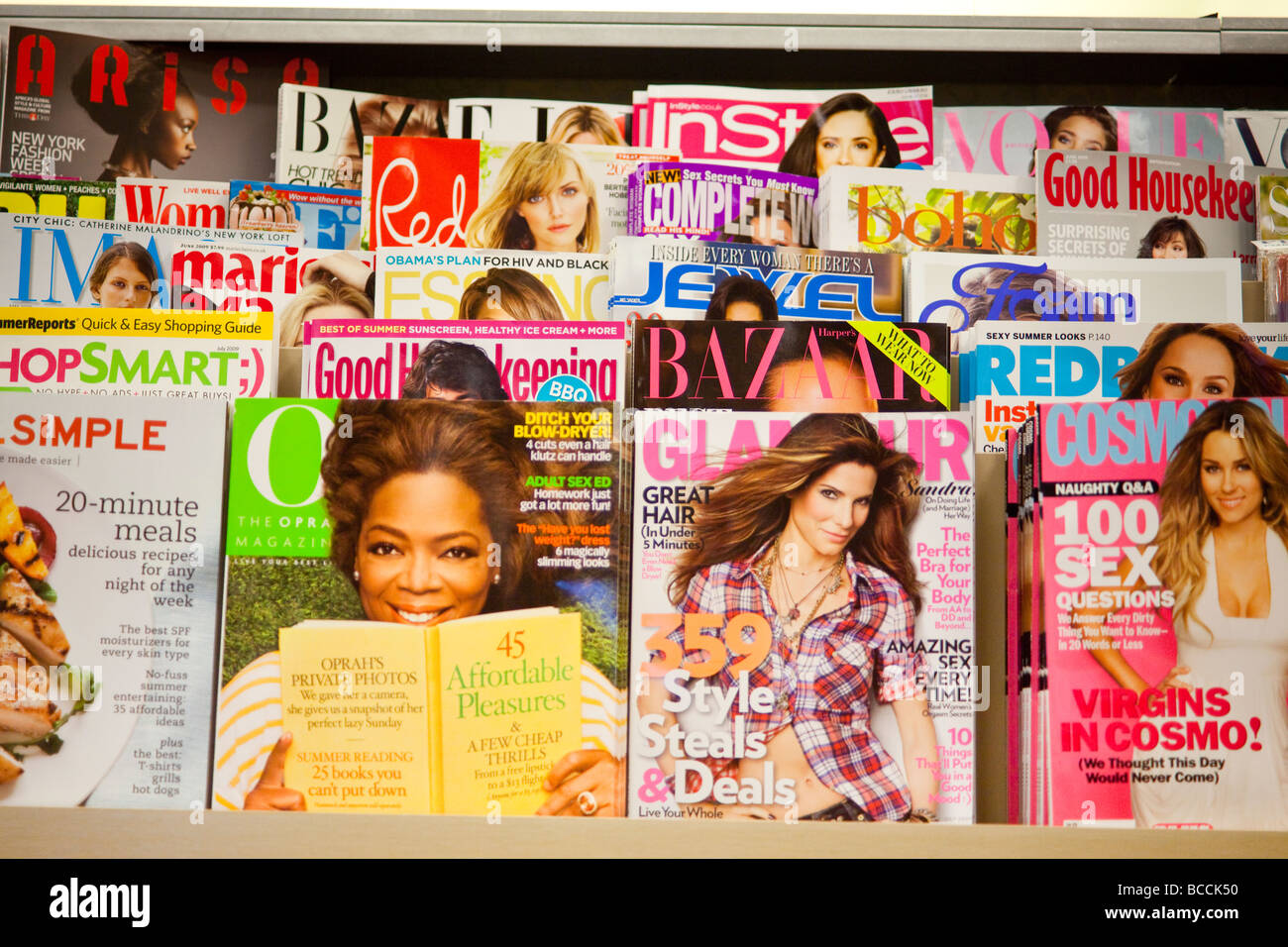 Les magazines pour femmes sur des étagères, Barnes and Noble, USA Banque D'Images