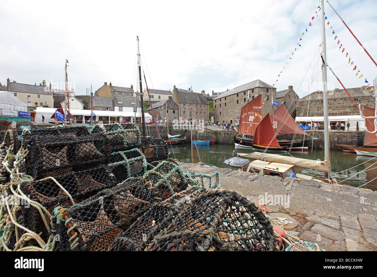 Portsoy Harbour dans l'Aberdeenshire, Scotland, UK, occupé avec des navires pour le Festival de bateau traditionnel écossais annuel week-end Banque D'Images