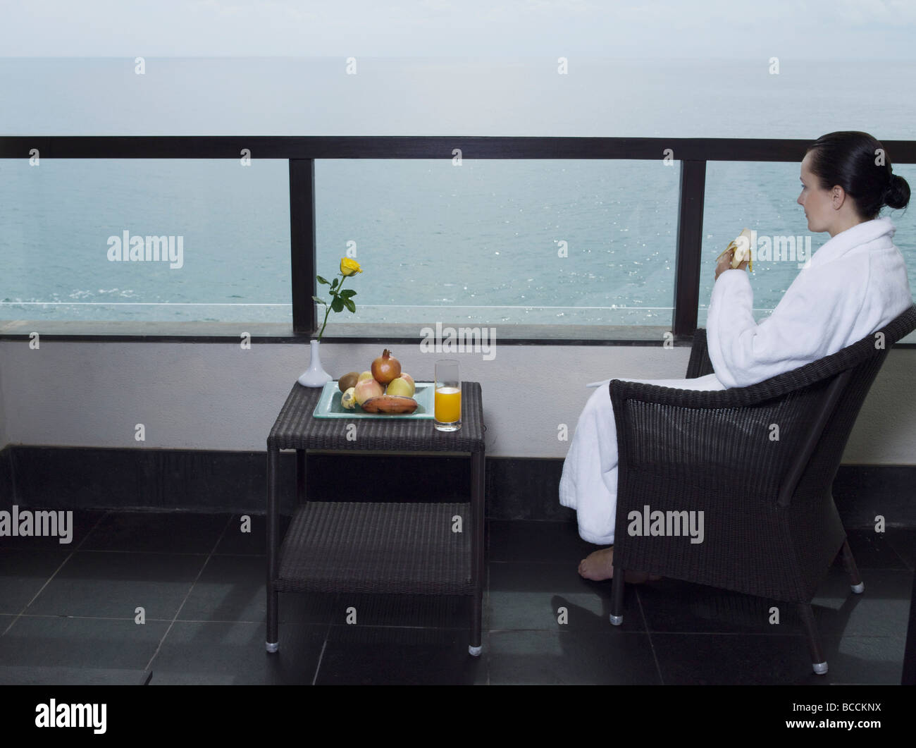 Belle femme calme et sereine dans palace chambre d'hôtel à le balcon face à la mer Banque D'Images