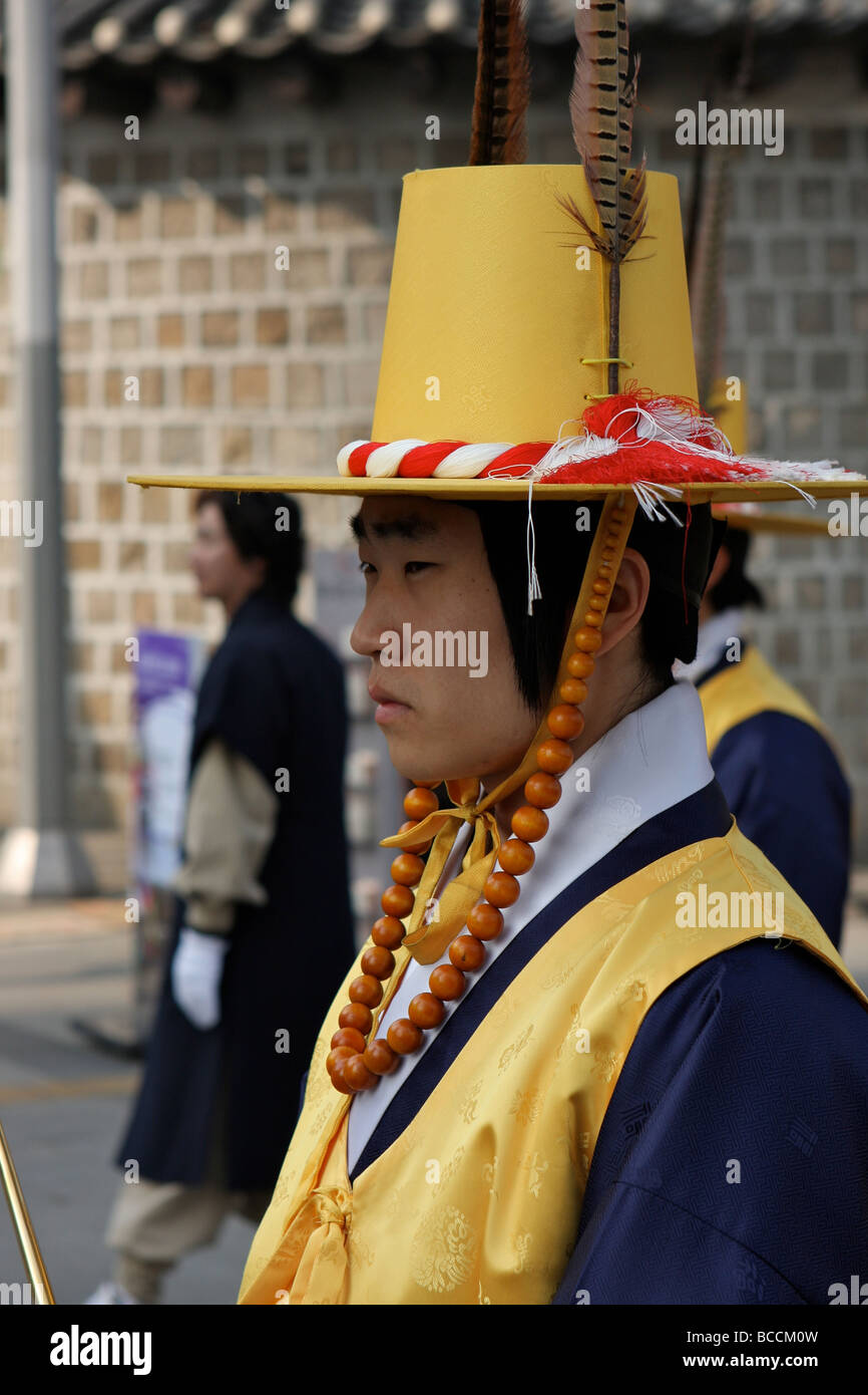 Portrait d'un homme avec le coréen traditionnel royal parade tenue Banque D'Images