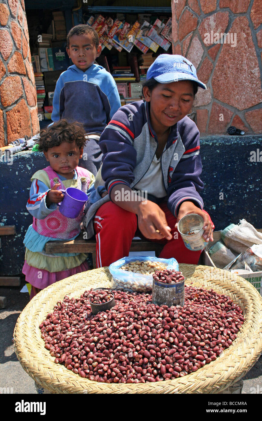 Vendeur d'arachides malgache à Antananarivo, Madagascar Marché Banque D'Images