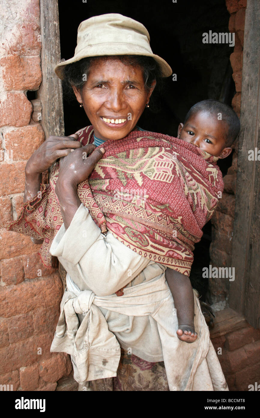 Madgascan Woman Holding Baby In Tritriva, Région du Vakinankaratra, Madagascar Banque D'Images