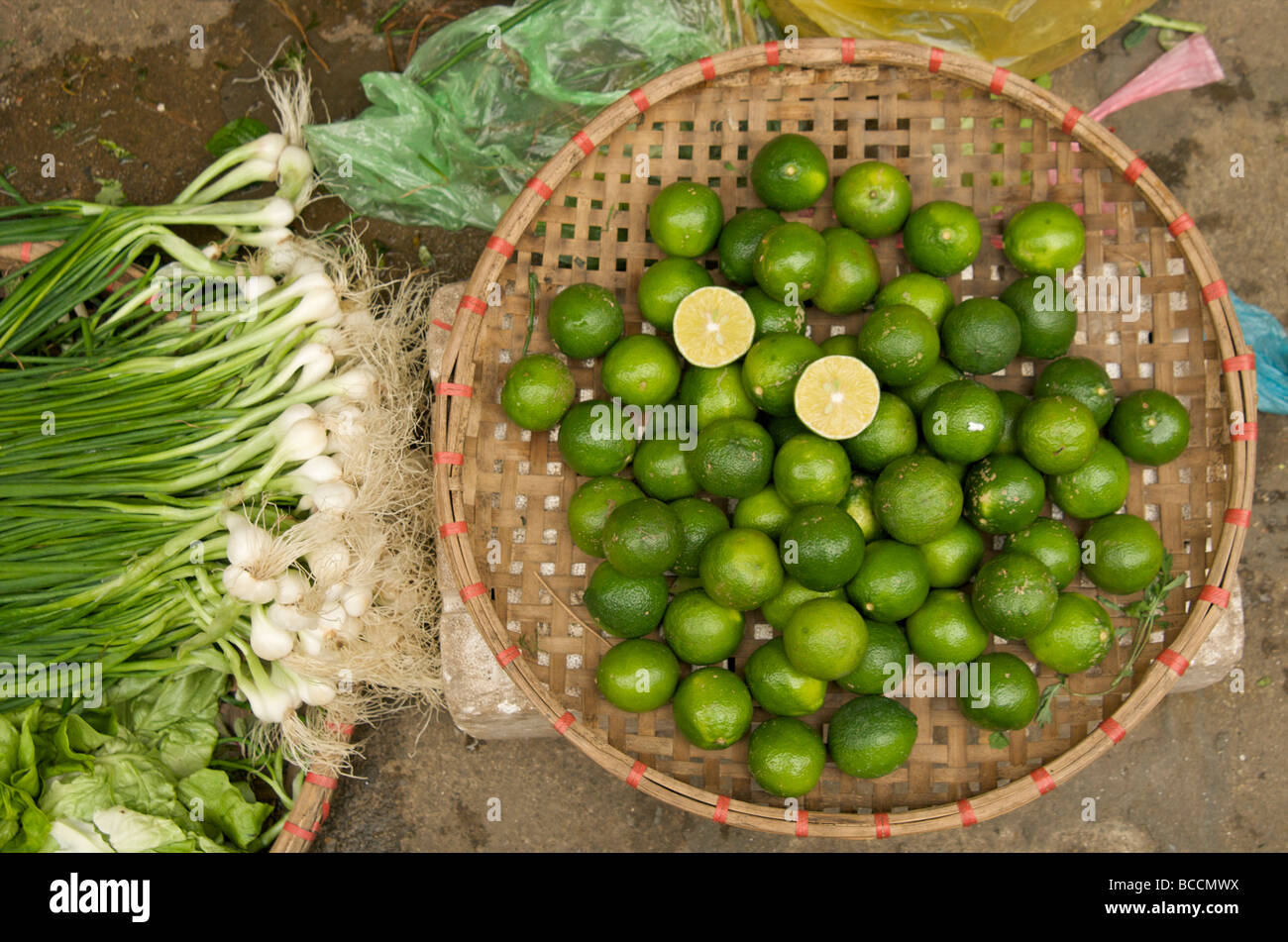 Panier en rotin de limes frais du marché de Hanoi Banque D'Images