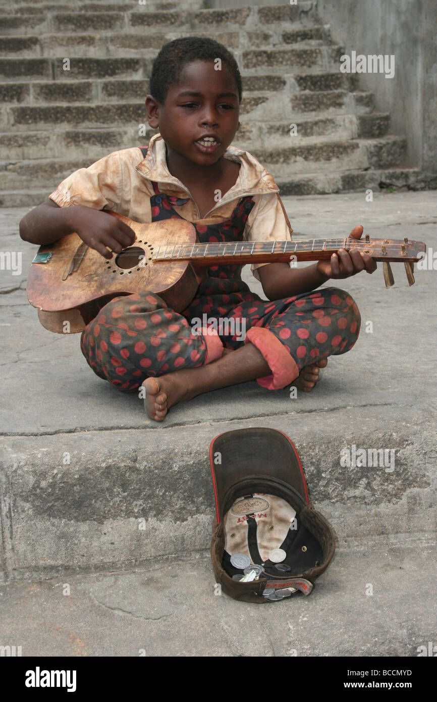 Garçon malgache chantant et jouant de la guitare sur une rue  d'Antananarivo, Madagascar Photo Stock - Alamy