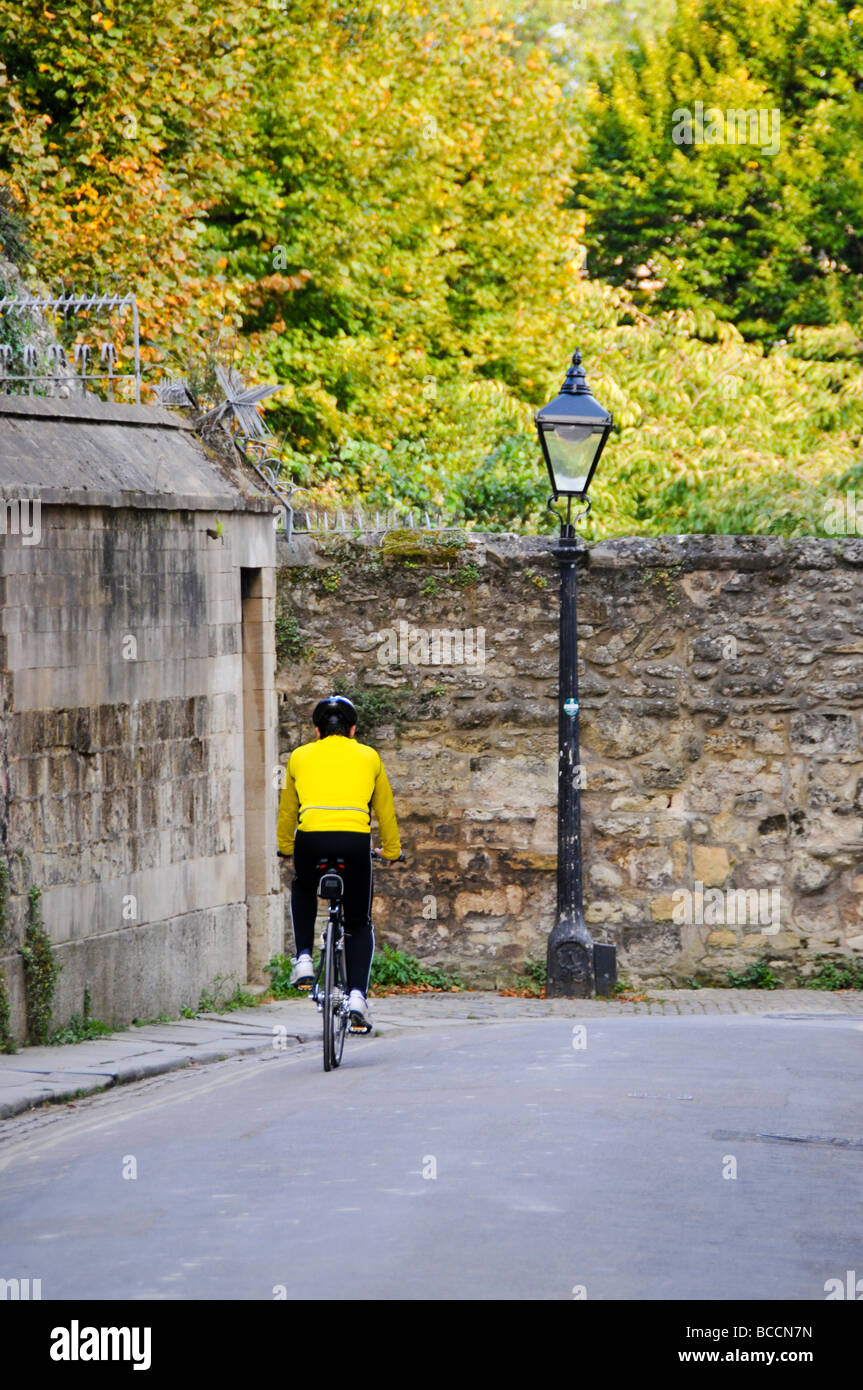 L'homme à vélo en été sur Oxford, Angleterre Banque D'Images