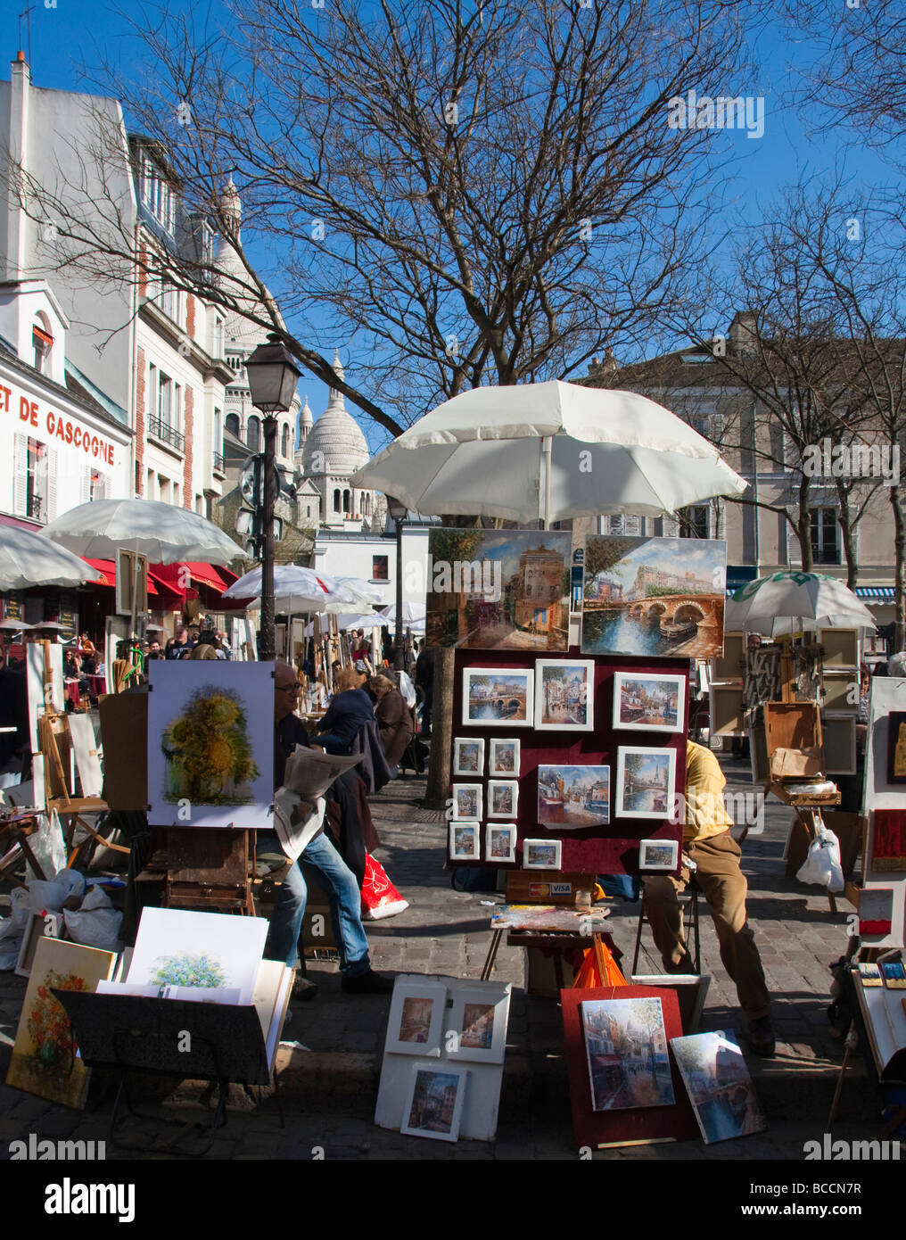 Un marché de l'Art de la rue Montmartre Sacre Coeur dans le fond de la peinture la même vue en premier plan Paris France Europe Banque D'Images