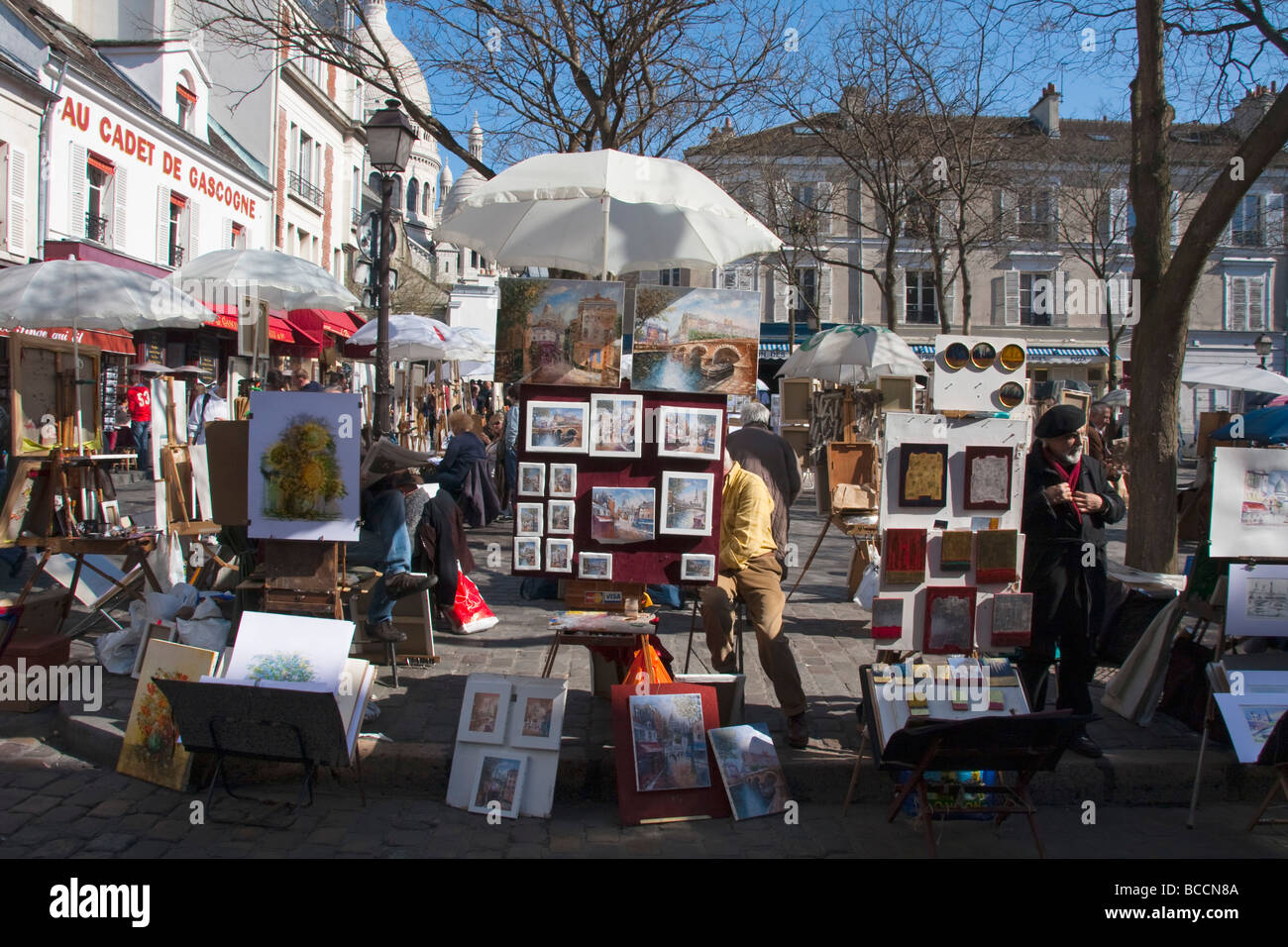 Un marché de l'Art de la rue Montmartre Sacre Coeur dans le fond de la peinture la même vue en premier plan Paris France Europe Banque D'Images