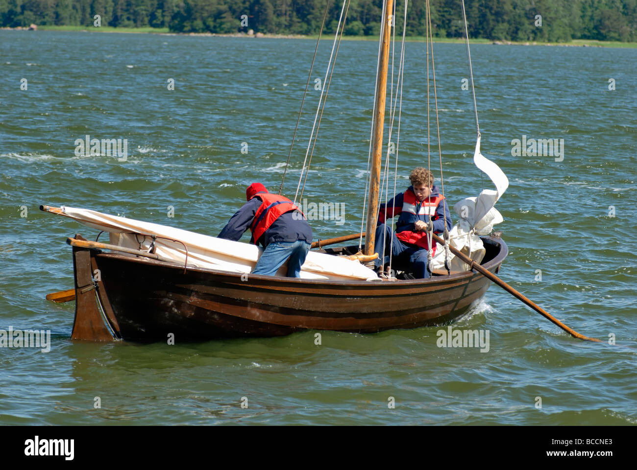 Les marins se préparer pour la course de petits navires, une course de bateaux à voile en bois traditionnel dans l'archipel de Porvoo, Finlande. Banque D'Images