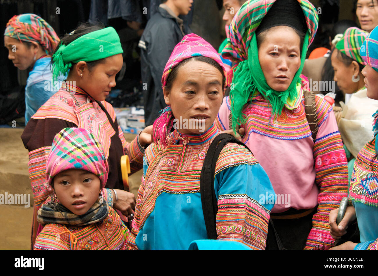 Un groupe de femmes tribal Flower Hmong sur la place du marché de Mouang Khouang, Nord du Vietnam Banque D'Images