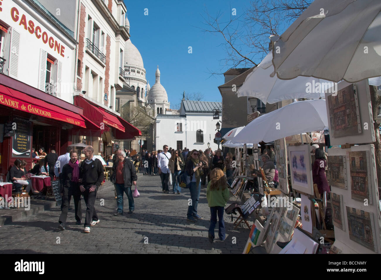 Un marché de l'Art de la rue Paris Montmartre Sacré Coeur avec en arrière-plan Paris France Europe Banque D'Images