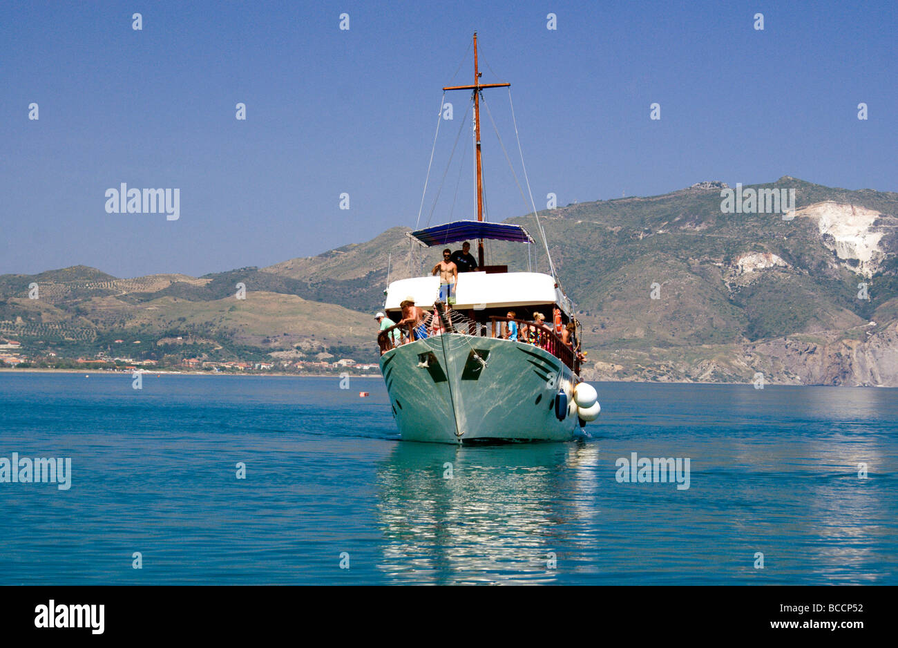 Bateau de tourisme à la recherche des tortues caouannes réserve naturelle de la baie de Laganas, Zante/Zakynthos, Grèce Banque D'Images