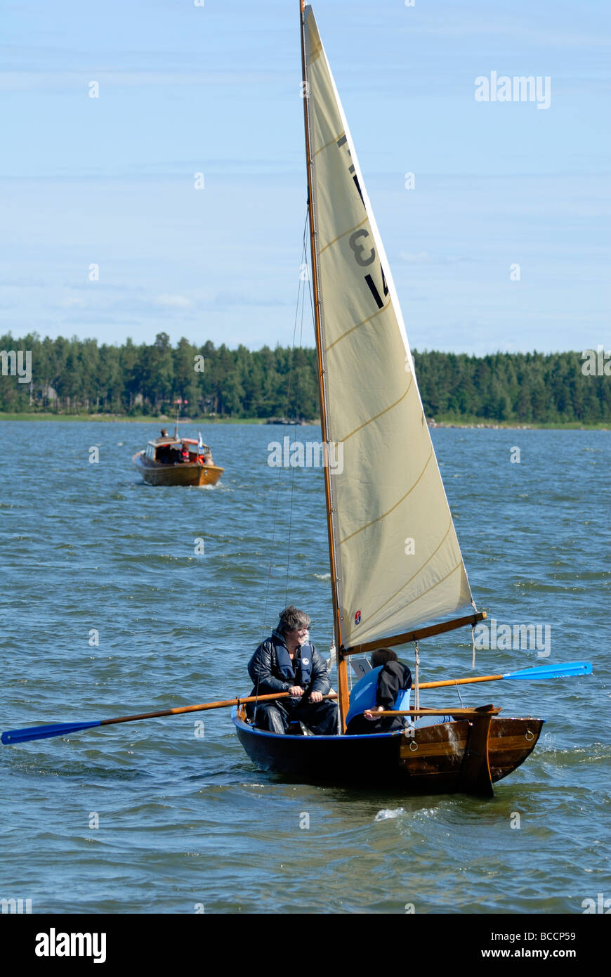 Les marins se préparer pour la course de petits navires, une course de bateaux à voile en bois traditionnel dans l'archipel de Porvoo, Finlande. Banque D'Images