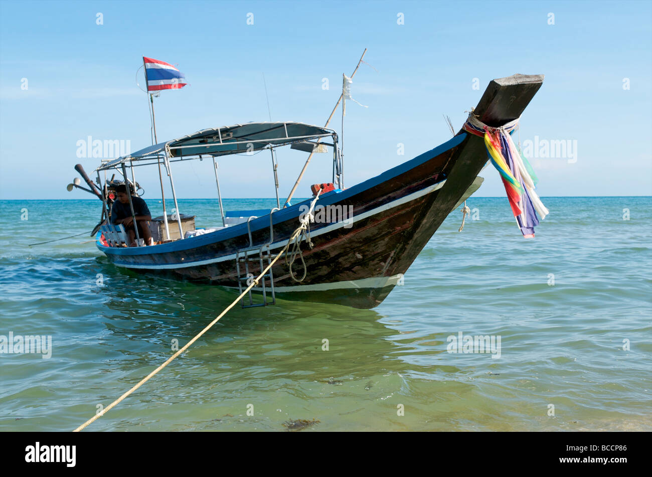 Une longue queue thaïlandais bost pêche amarrés au rivage d'une plage sur l'île de Koh Samui dans le golfe de Thaïlande Banque D'Images