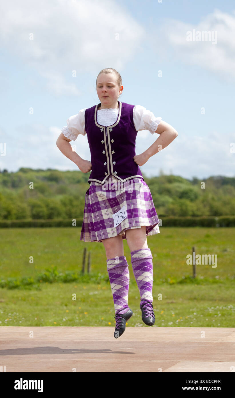 Danseuse fille effectuant une danse des Highlands dans le concours de danse spectacle ouvert à Dalry, Ayrshire, Scotland Banque D'Images