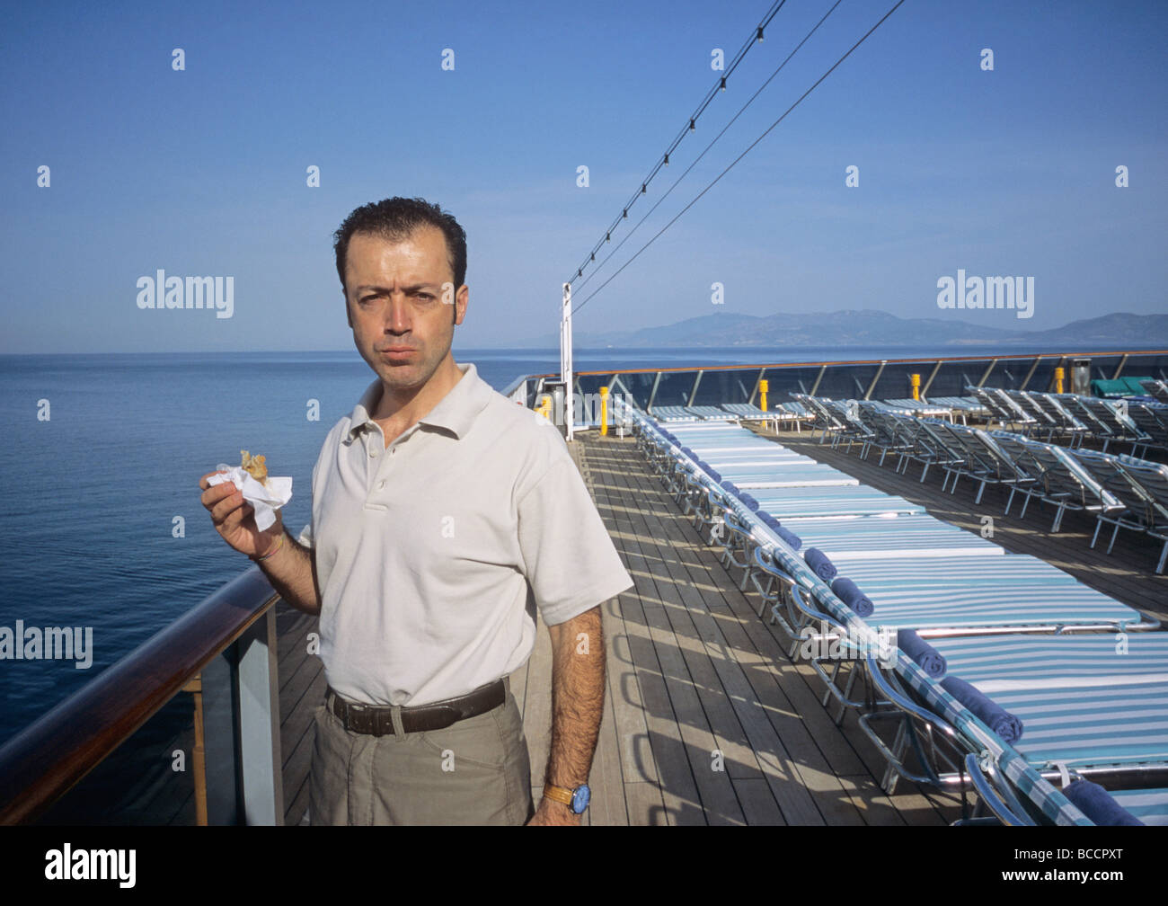 Les passagers d'un snack sur la terrasse d'un navire de croisière Banque D'Images