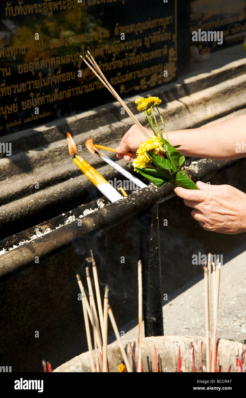 Gros plan des bougies et de l'encens étant illuminés au temple bouddhiste Wat Phra Then Haripunjaya de Lamphun Banque D'Images