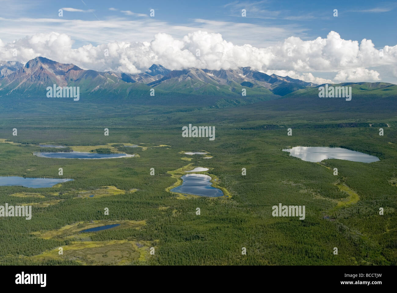 Vue aérienne de Baultoff les lacs et les montagnes Saint Elias. Banque D'Images