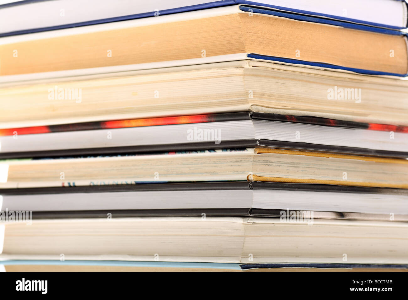 Pile de livres avec l'accent sur les bords Banque D'Images