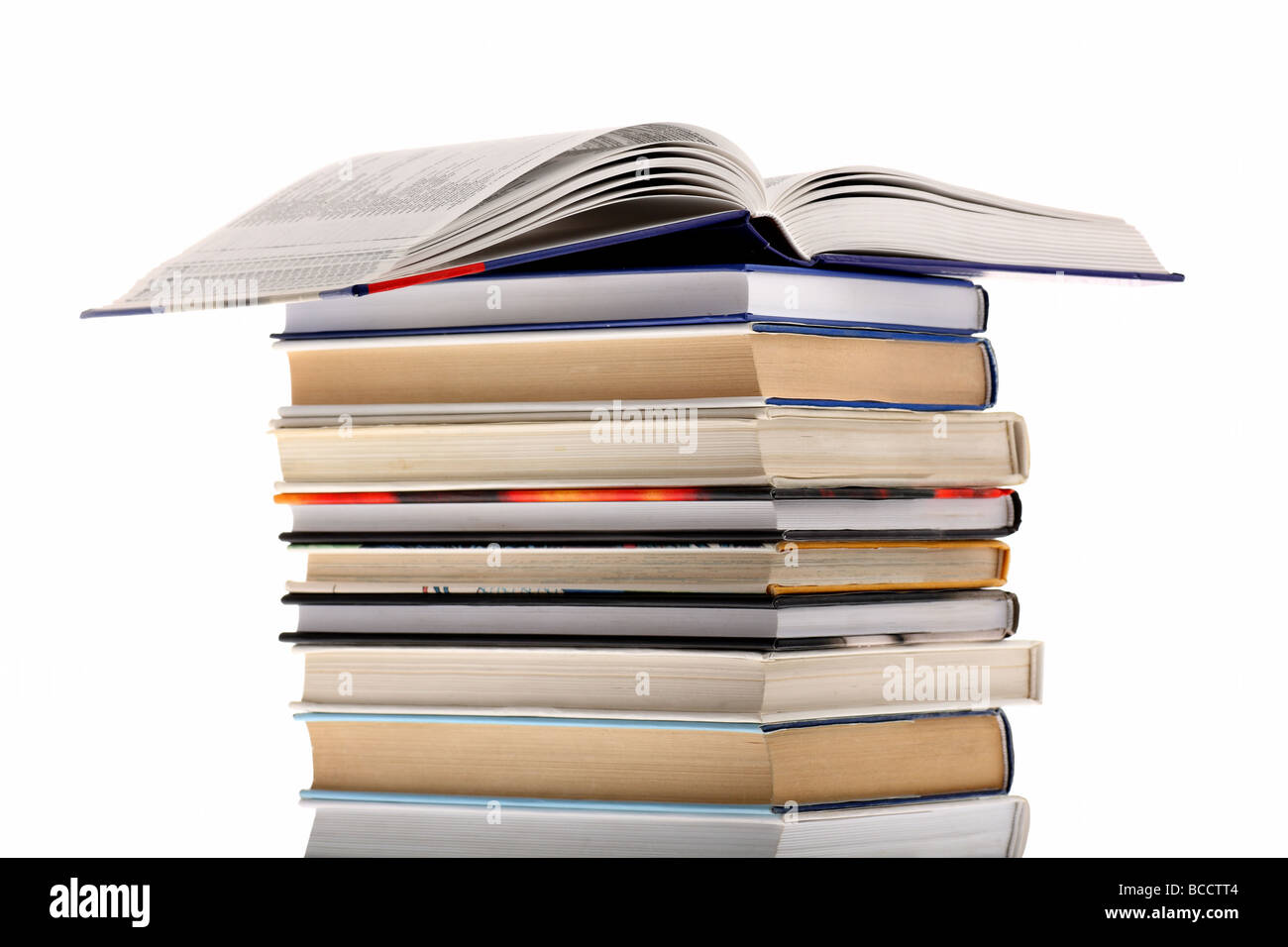 Ouvrir un dictionnaire sur le dessus de la pile de livre isolé sur fond blanc Banque D'Images