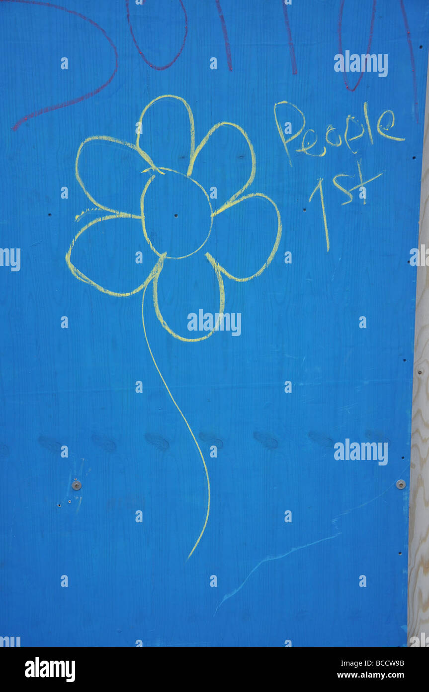 Ligne jaune fleur graffiti - personnes 1ère Banque D'Images