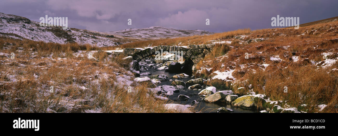 Pack Horse bridge dans la neige. Le Parc National de Snowdonia. Banque D'Images