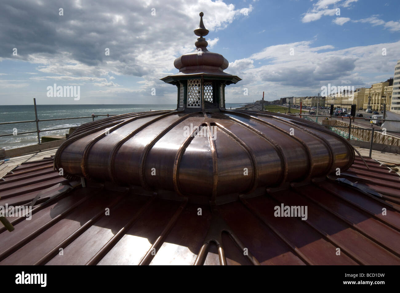 La nouvelle toiture en cuivre d'un kiosque à l'époque victorienne sur front de mer de Brighton et Hove Banque D'Images