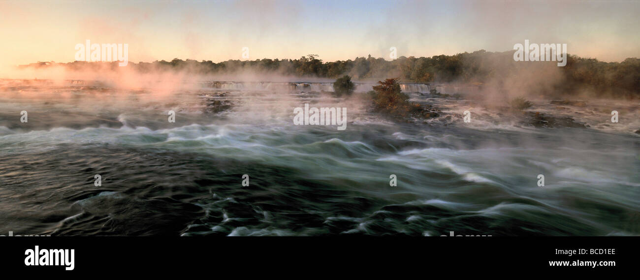 À l'aube de la rivière Luapula. La Zambie Banque D'Images
