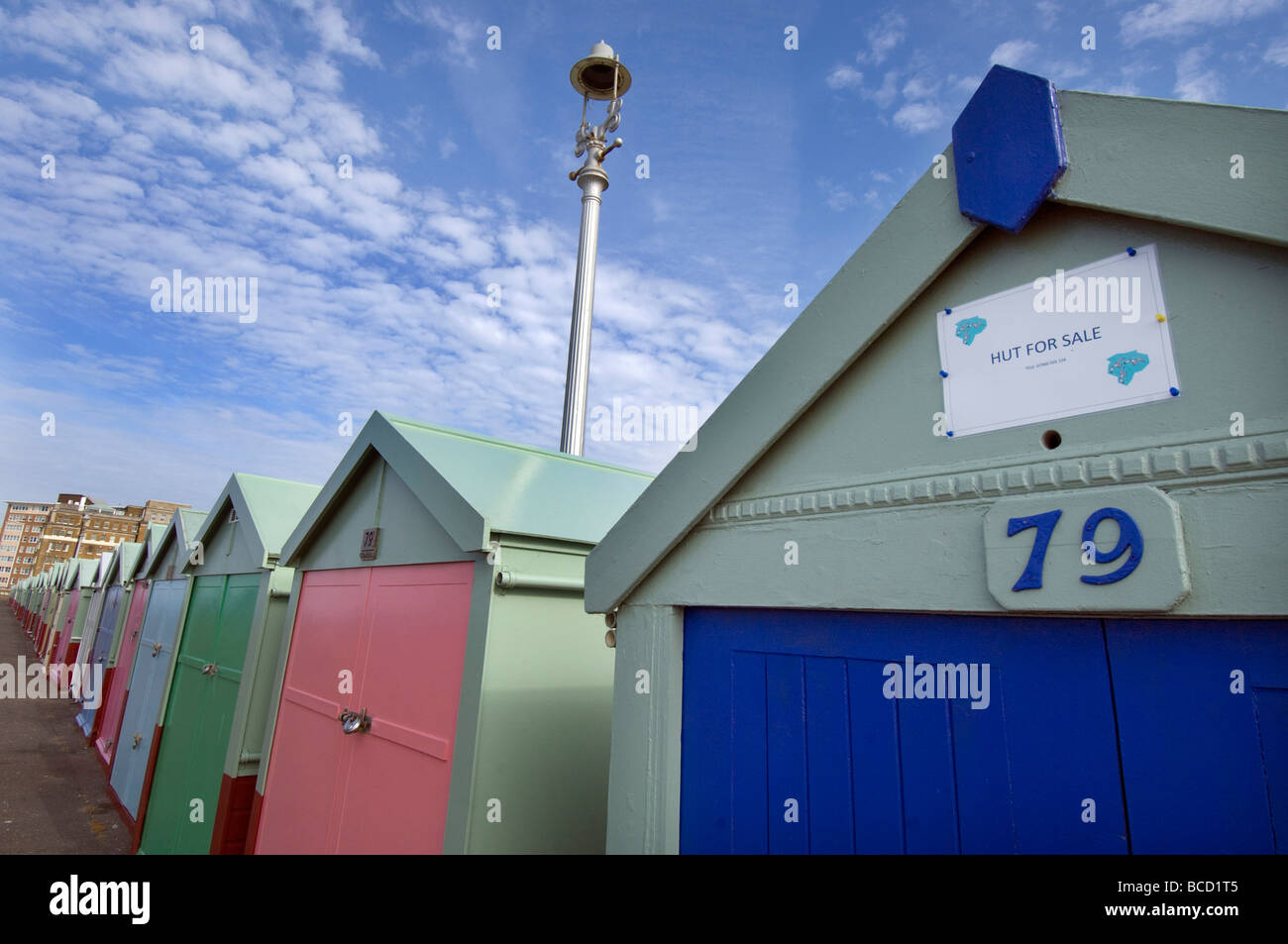 Cabane de plage numéro 79 en vente sur Hove lawns, promenade dans la ville de Brighton et Hove East Sussex UK Banque D'Images