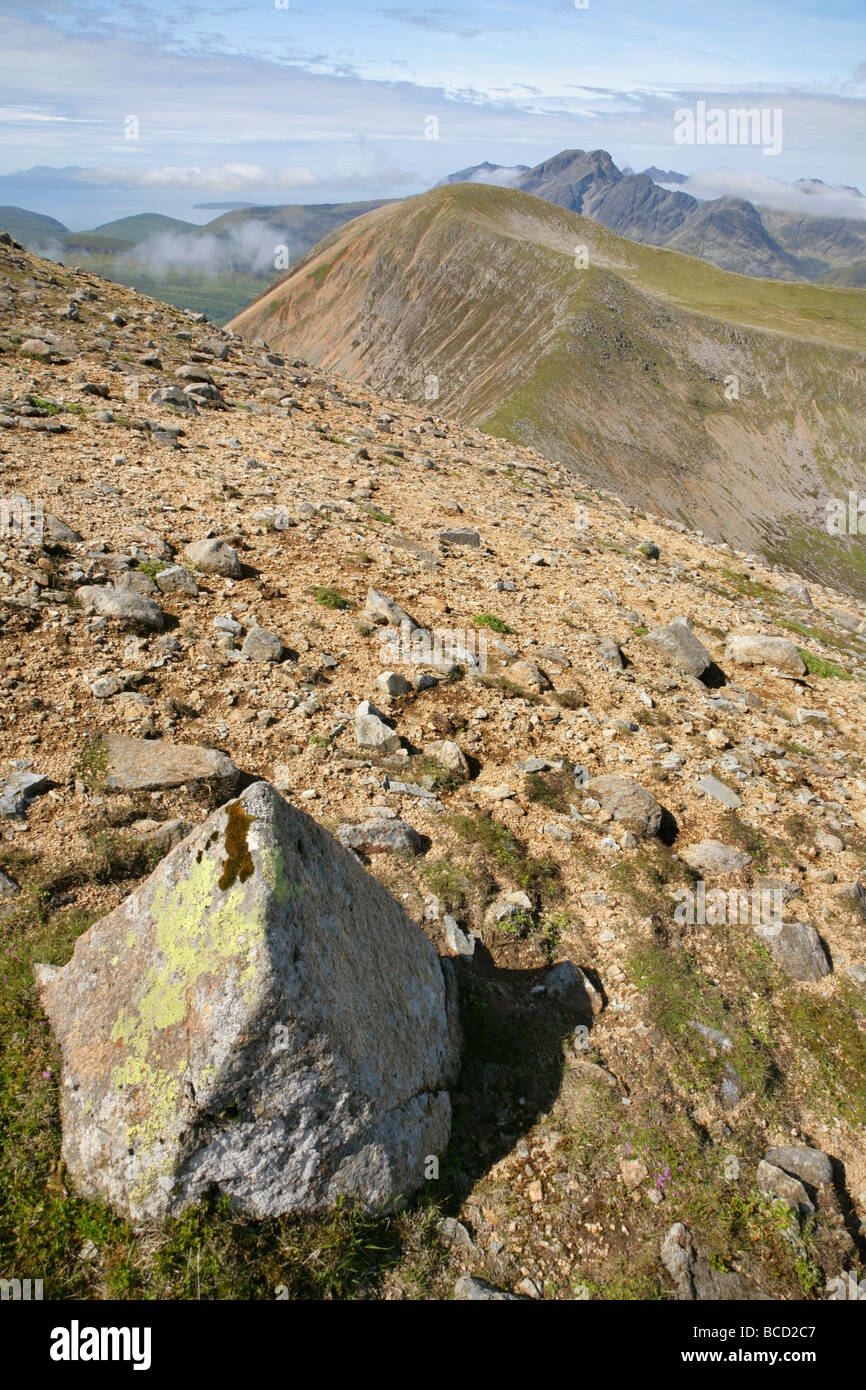 Vue depuis le haut des pentes de Beinn na Caillich à Beinn Dearg Mhor et la chaîne de montagnes Cuillin, Isle of Skye, Scotland Banque D'Images