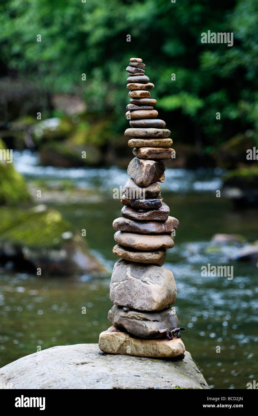 Une pile de pierres finement équilibré sur un rocher au bord de la rivière Banque D'Images