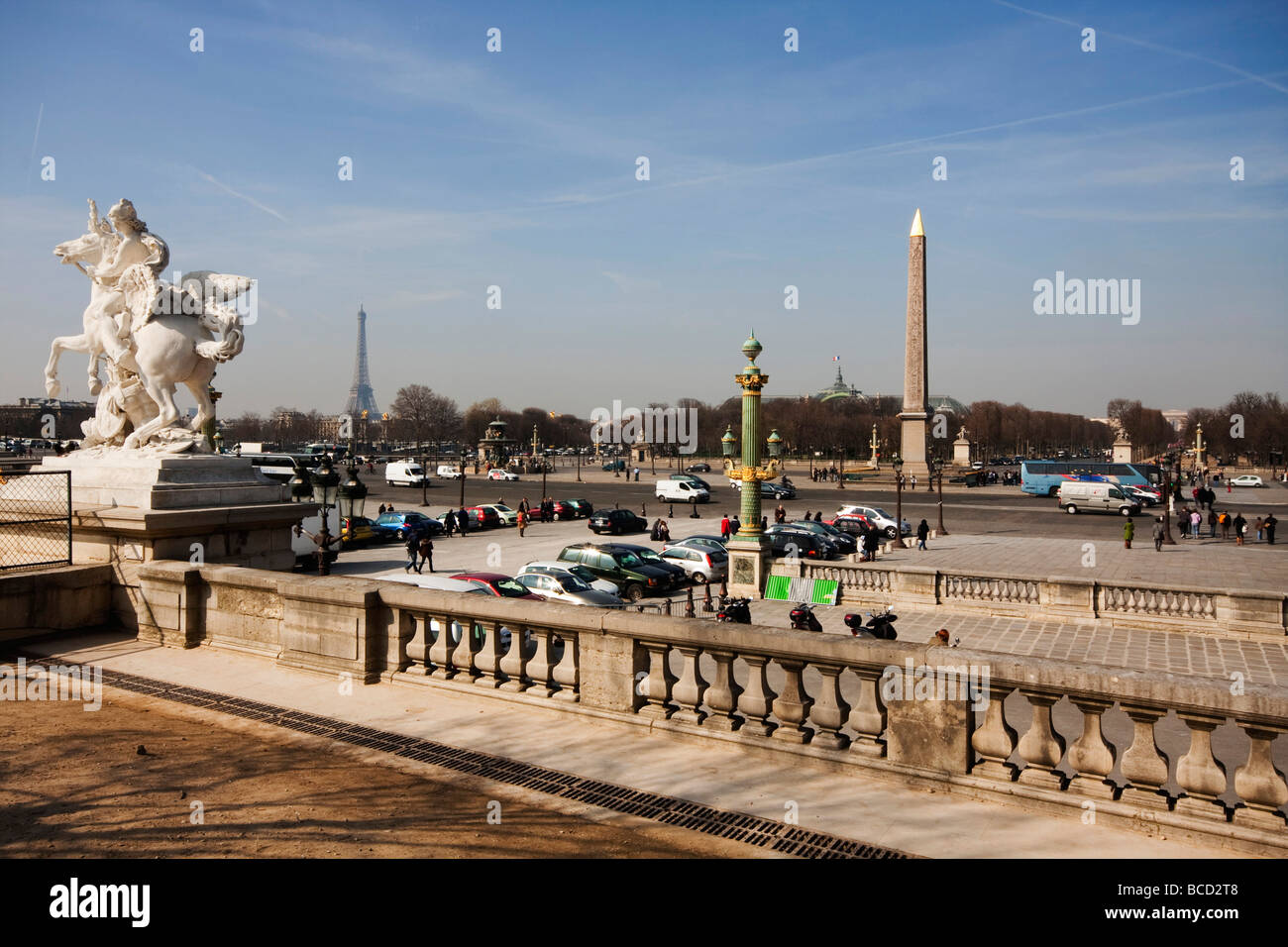 Une statue à la place de la concorde avec la Tour Eiffel, Arc de Triomphe et l'Obélisque en l'arrière-plan Paris France Europe Banque D'Images