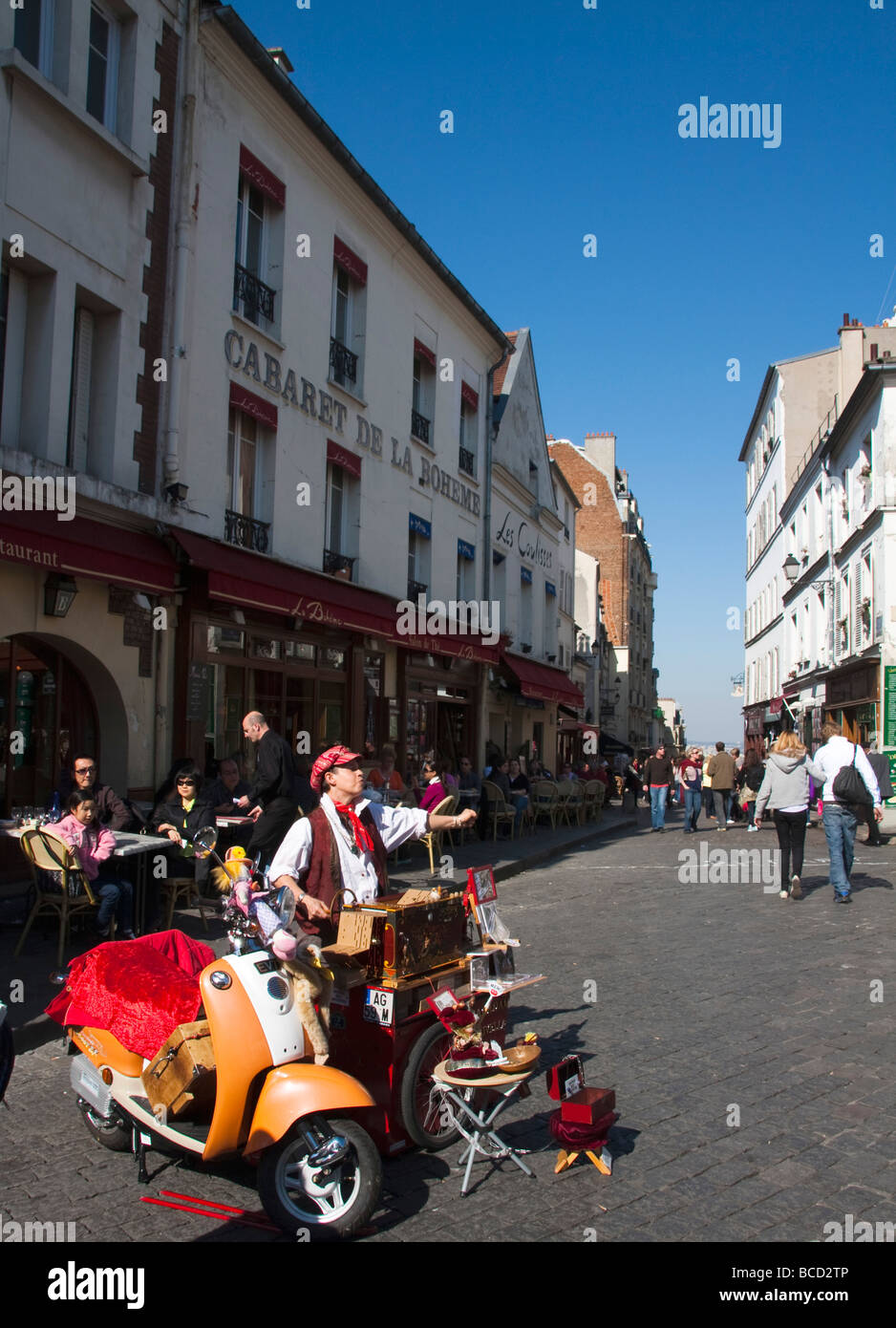 Scène de rue avec l'artiste française près de Sacre Coeur Montmartre Paris France Europe Banque D'Images