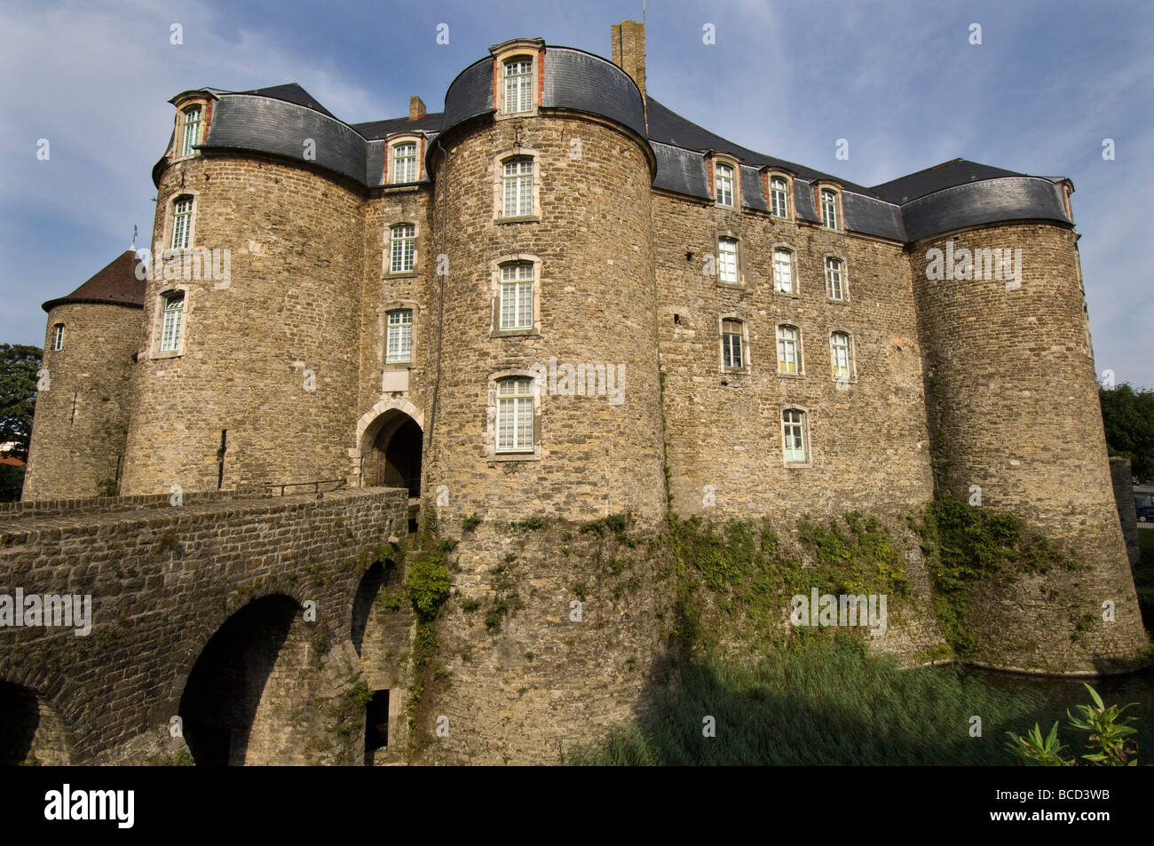 Le Château de Boulogne montrant les douves dans la vieille ville de Boulogne-sur-Mer du Nord de la France Banque D'Images