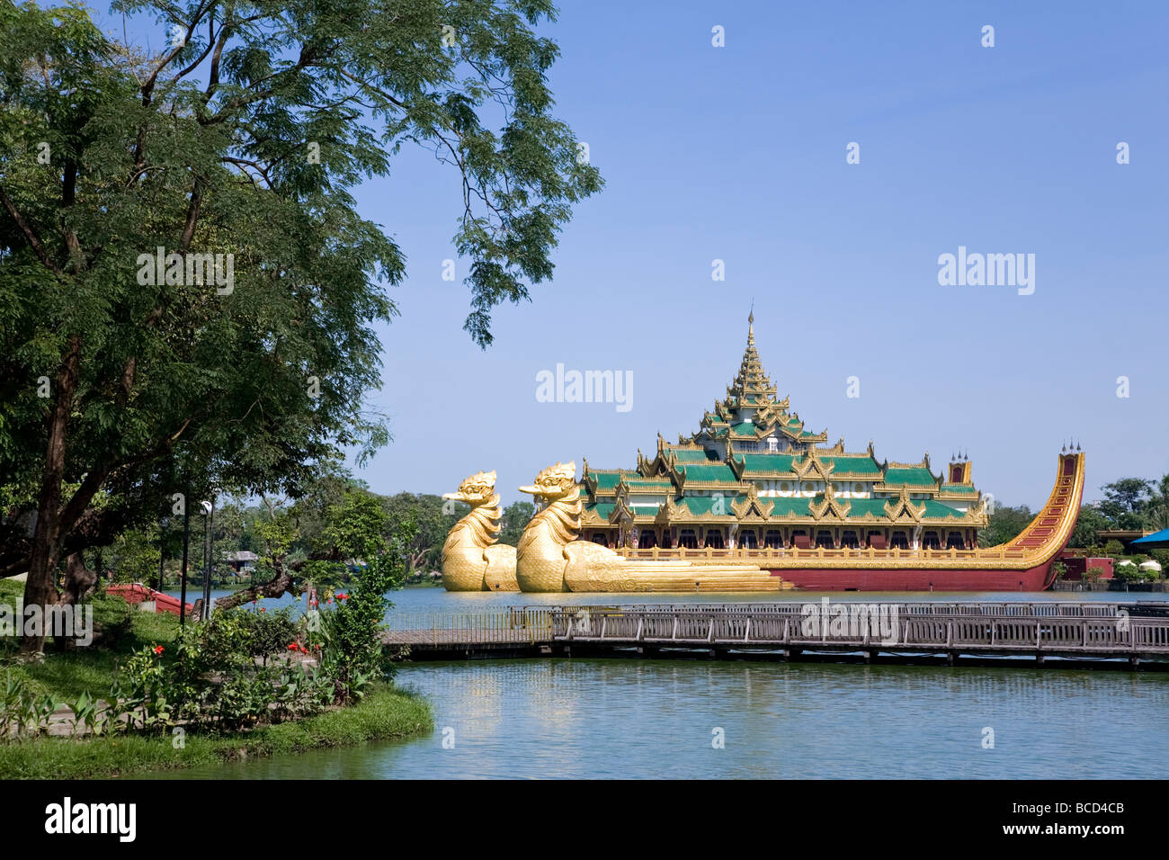 Barge royale Karaweik (une reproduction). Le Lac Kandawgyi. Yangon. Myanmar Banque D'Images