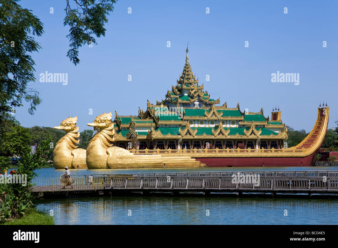 Karaweik (béton reproduction d'une barge royale). Le Lac Kandawgyi. Yangon. Myanmar Banque D'Images