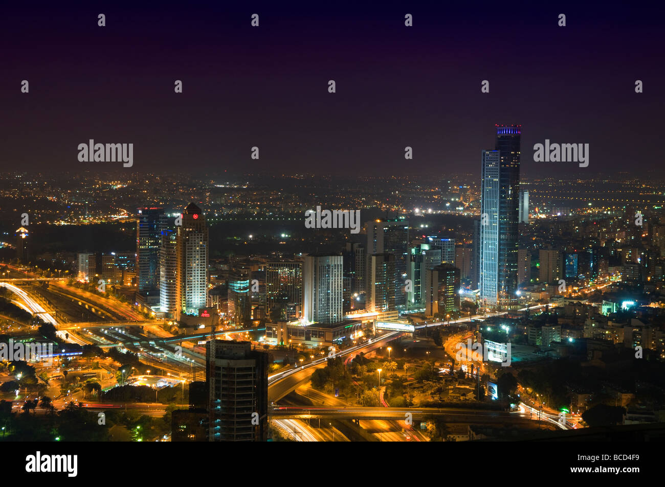 Vue nocturne de la 'Diamond' Exchange District un quartier d'affaires complexe avec un grand nombre de tours de bureaux dans la ville de Ramat Gan en Israël Banque D'Images