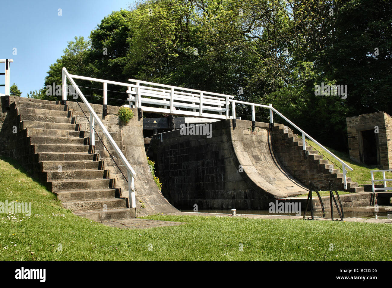 Cinq écluses Bradford Bingley prends cette image illustre la première de 5 écluses cette unique 5 tours d'escalier a un total chute de 60 ft Banque D'Images