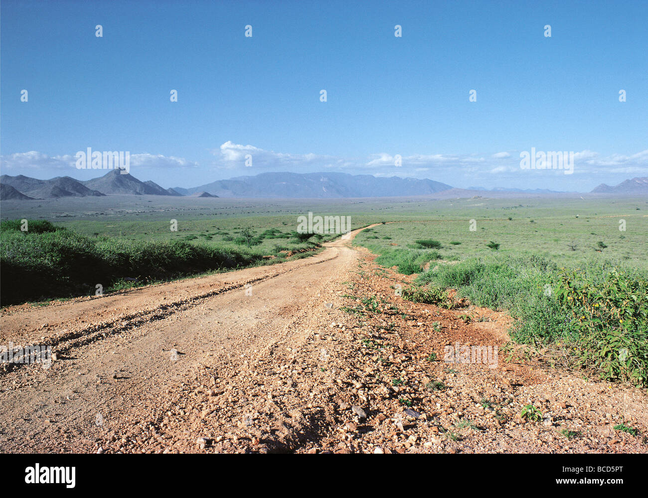 Saleté de gravier menant de Baragoi à South Horr Mont Nyiru Kowop et distance dans le nord du Kenya Afrique de l'Est Banque D'Images