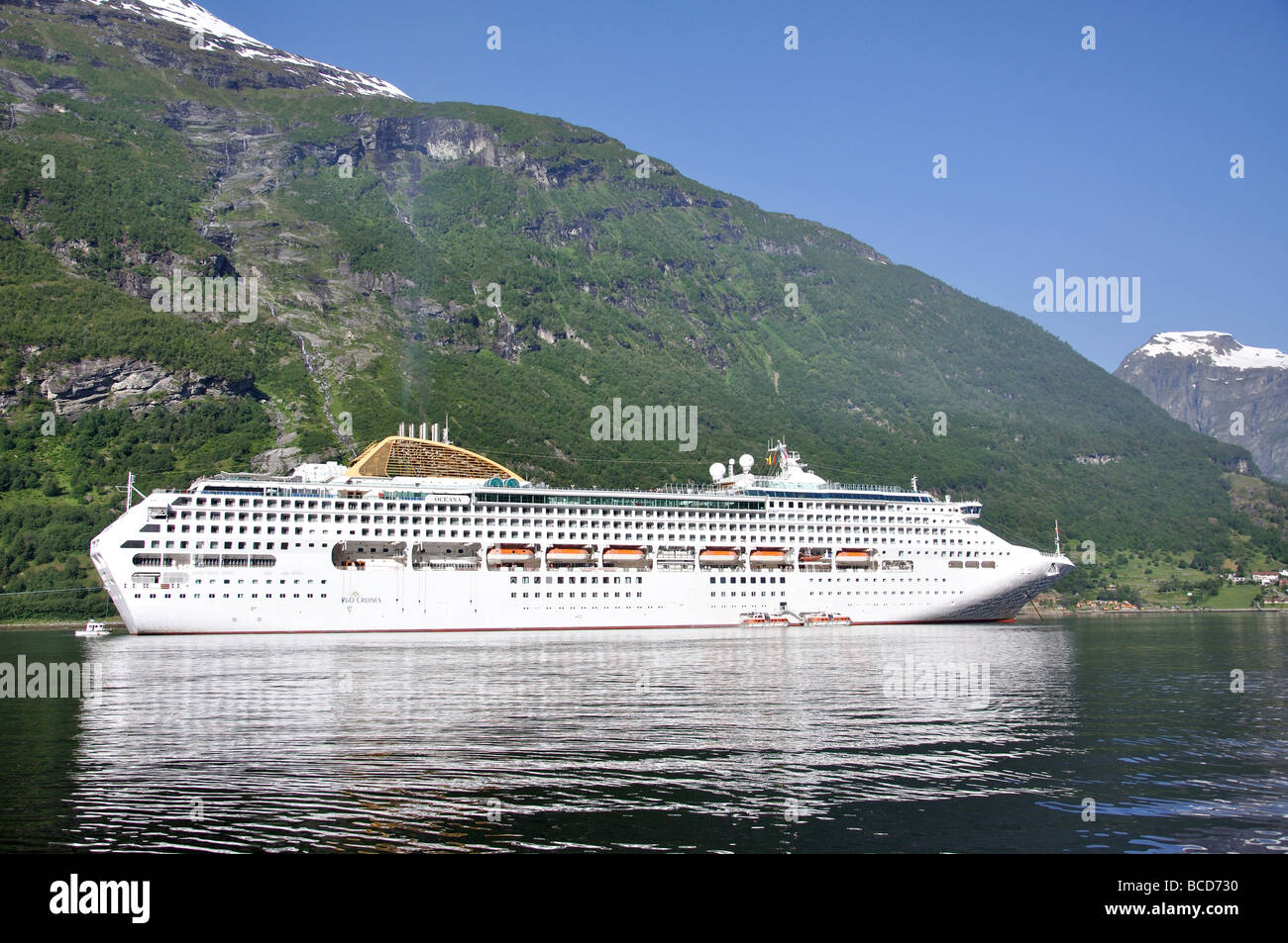 P&O Oceana bateau de croisière amarré à fjord, fjord de Geiranger, More og Romsdal (Norvège) Banque D'Images