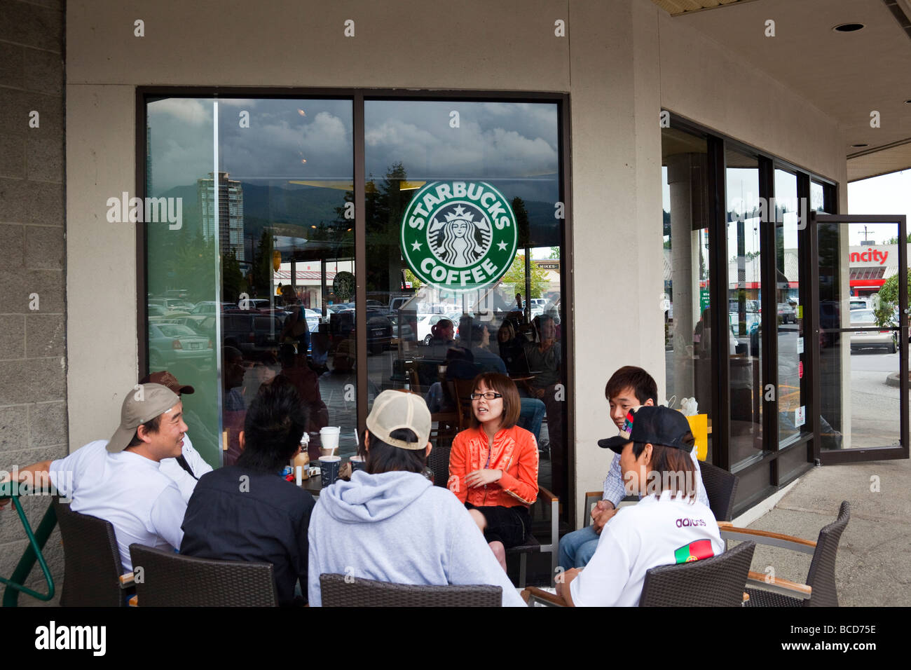 Les clients asiatiques au Starbucks Cafe, Coquitlam, BC, Canada Banque D'Images