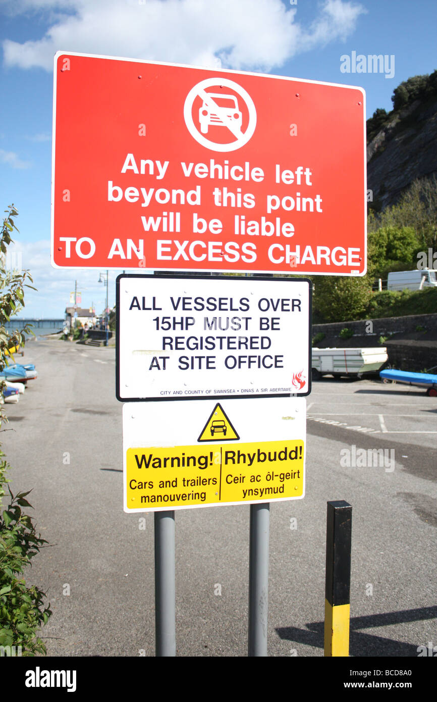 Un panneau rouge et blanc à l'entrée d'un bateau parking. Banque D'Images
