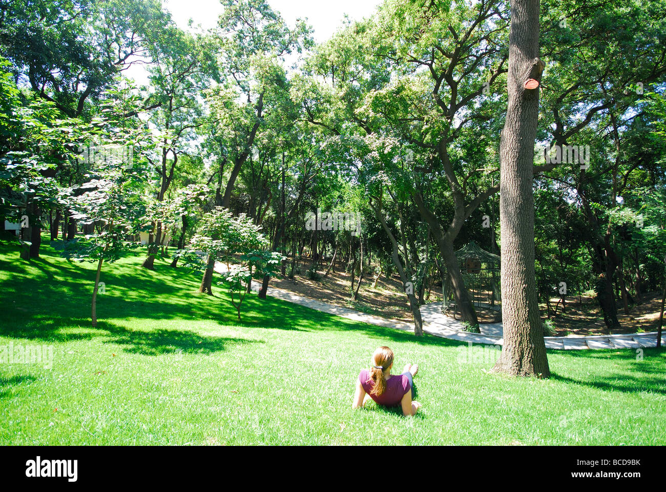 ISTANBUL, TURQUIE. Une jeune femme se détendre dans Yildiz Park près de Ortakoy. L'année 2009. Banque D'Images